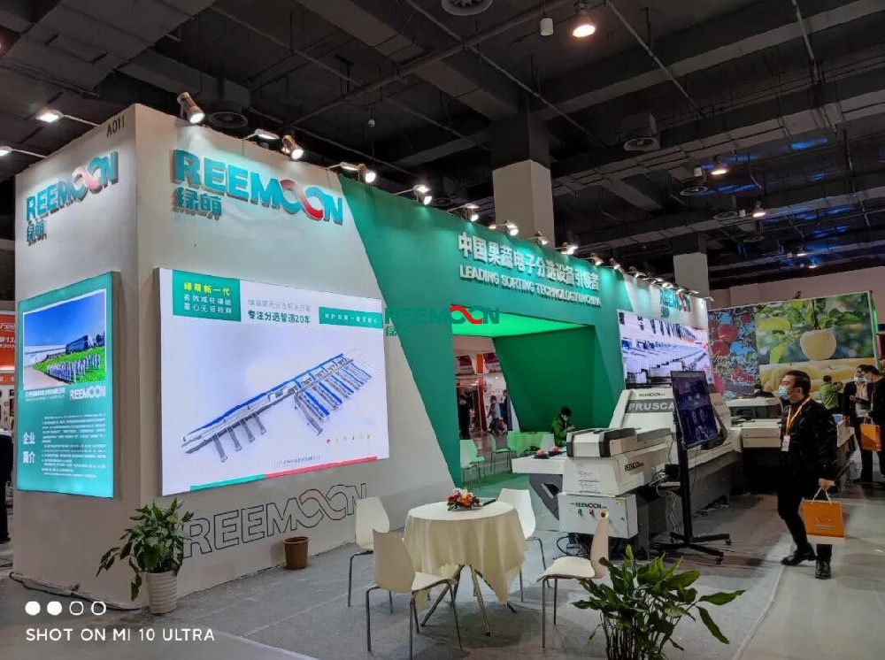 綠萌分選 讓您的水果好吃看得見綠萌出展2020萬果風(fēng)云第13屆亞洲果蔬博覽會時間：2020年11月23日—11月24日地點(diǎn)：上海跨國采購會展中心（光復(fù)西路2739號）A館A011江西綠萌科技控股有限公司是一家專注于果蔬采后分選處理的企業(yè)，公司自成立之日起，就致力于用科技及創(chuàng)新推動世界水果采后技術(shù)進(jìn)步。經(jīng)過19年發(fā)展，